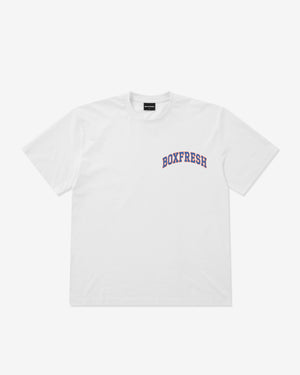 Weißes T-Shirt mit „Boxfresh“-Logo auf weißem Hintergrund