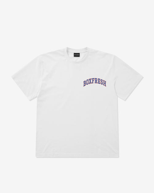 Weißes T-Shirt mit „Boxfresh“-Logo auf weißem Hintergrund