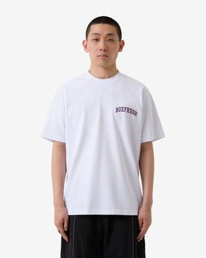 Person trägt ein weißes T-Shirt mit „Boxfresh“-Logo auf weißem Hintergrund