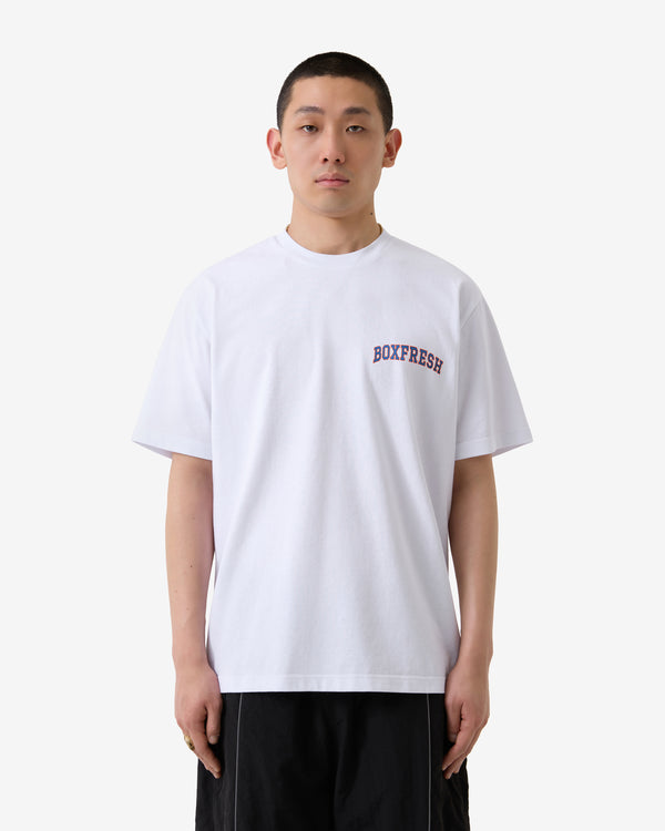 Person trägt ein weißes T-Shirt mit „Boxfresh“-Logo auf weißem Hintergrund