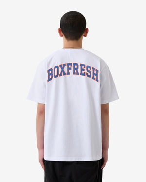 Person trägt ein weißes T-Shirt mit dem Aufdruck „BOXFRESH“ auf der Rückseite vor weißem Hintergrund