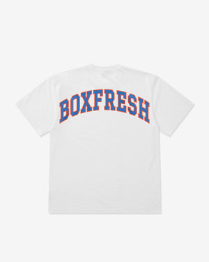 Weißes T-Shirt mit dem Aufdruck „BOXFRESH“ in Blau und Rot auf weißem Hintergrund