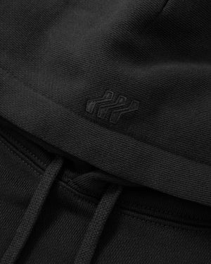 Nahaufnahme des BOXFRESH-Logos auf einem schwarzen Kapuzenpullover. 