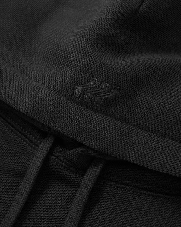 Nahaufnahme des BOXFRESH-Logos auf einem schwarzen Kapuzenpullover. 