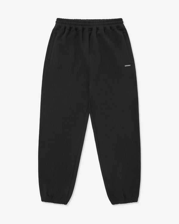 Schwarze Jogginghose auf weißem Hintergrund