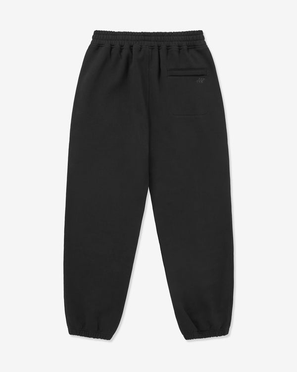 Schwarze Jogginghose auf weißem Hintergrund