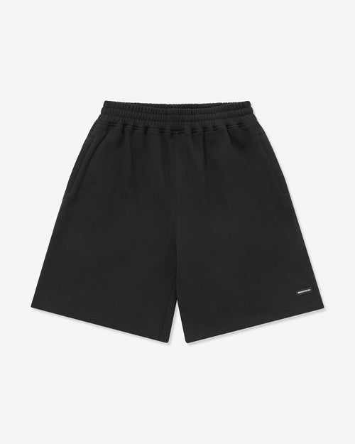 Schwarze Shorts auf hellgrauem Hintergrund