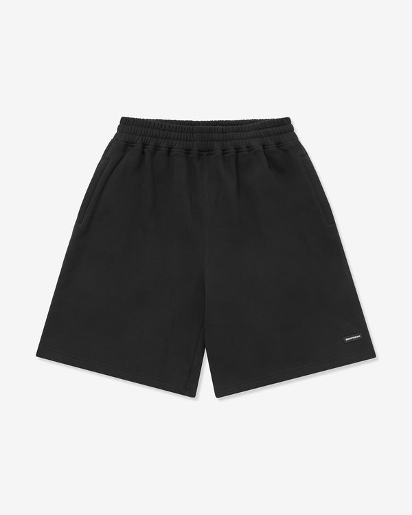 Schwarze Shorts auf hellgrauem Hintergrund
