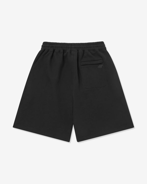 Schwarze Shorts mit kleinem Logo auf hellgrauem Hintergrund