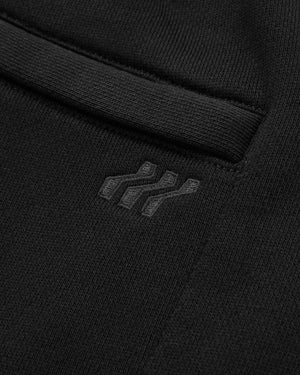 Nahaufnahme eines schwarzen Sweatshirts mit Markenlogo auf der Brusttasche.