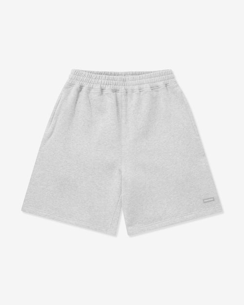 Graue Shorts auf weißem Hintergrund