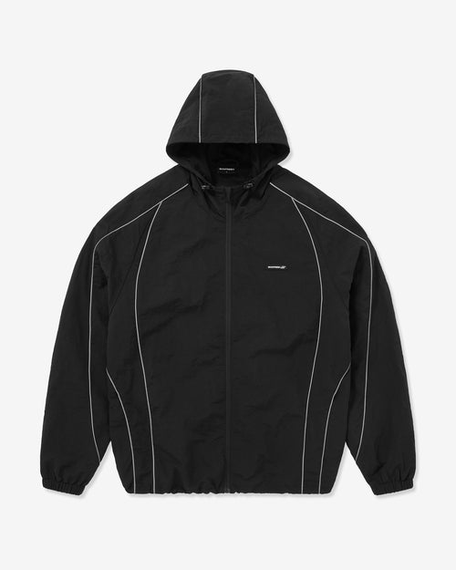 Schwarze Jacke mit weißen Akzenten auf hellgrauem Hintergrund