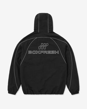 Schwarze Jacke mit „BOXFRESH“-Logo auf der Rückseite auf weißem Hintergrund
