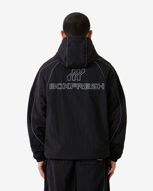 Person trägt einen schwarzen Kapuzenpullover mit „BOXFRESH“-Logo auf der Rückseite vor weißem Hintergrund