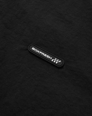 Schwarzes T-Shirt mit „Boxfresh“-Logo auf schwarzem Hintergrund