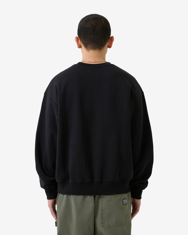 Person trägt ein schwarzes Sweatshirt und eine grüne Hose auf weißem Hintergrund