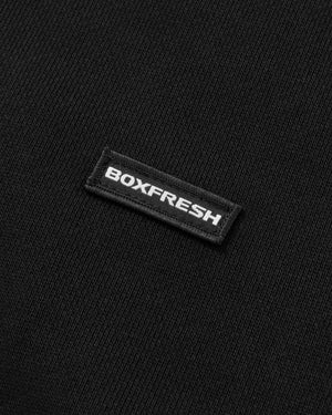 Nahaufnahme des BOXFRESH-Etiketts auf einem Kleidungsstück. 