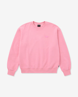 Rosa Sweatshirt mit kleinem Logo auf hellgrauem Hintergrund