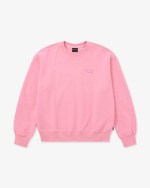 Rosa Sweatshirt mit kleinem Logo auf hellgrauem Hintergrund
