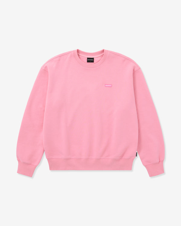 Rosa Sweatshirt mit kleinem Logo auf hellgrauem Hintergrund