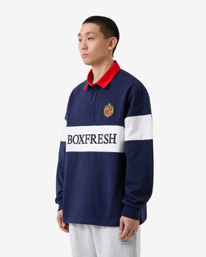 Person trägt ein dunkelblaues und rotes Langarmhemd mit „BOXFRESH“-Logo auf weißem Hintergrund