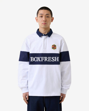Person trägt ein weiß-marineblau gestreiftes Hemd mit „BOXFRESH“-Logo auf weißem Hintergrund