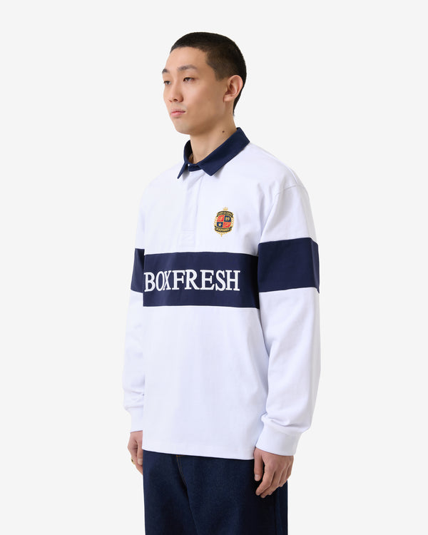 Person trägt ein weiß-marineblau gestreiftes Hemd mit „BOXFRESH“-Schriftzug auf weißem Hintergrund