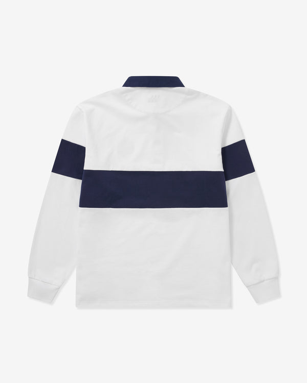 Weißes Sweatshirt mit marineblauen Streifen auf weißem Hintergrund