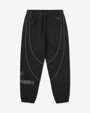 Schwarze Hose mit weißen geometrischen Mustern und Branding auf weißem Hintergrund