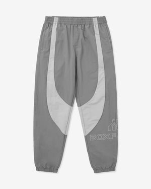 Graue Jogginghose mit Logo auf weißem Hintergrund
