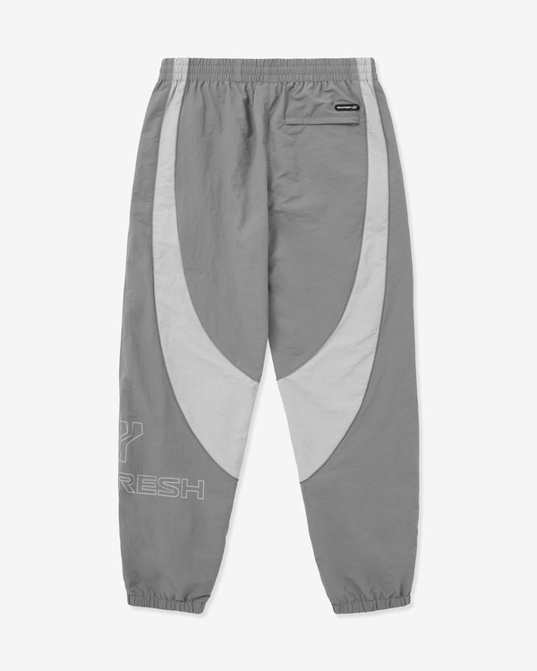 Graue Jogginghose mit großem weißen Swoosh-Logo auf weißem Hintergrund