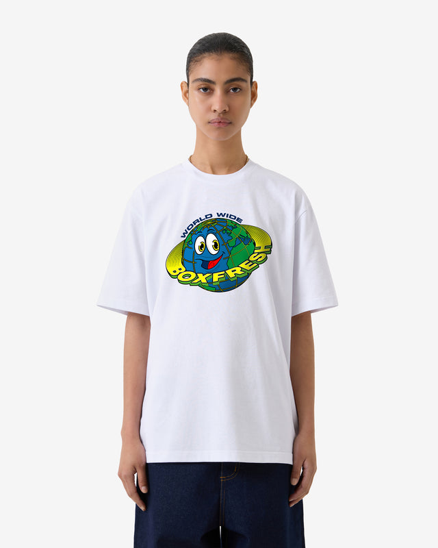 Person trägt ein weißes T-Shirt mit buntem Grafikdesign auf weißem Hintergrund