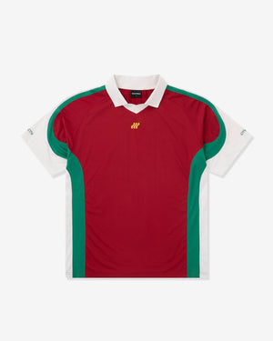 Rotes Sporttrikot mit grünen Akzenten auf weißem Hintergrund