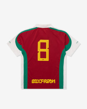 Rotes Sporttrikot mit Nummer 8 und „Boxfresh“-Branding auf weißem Hintergrund