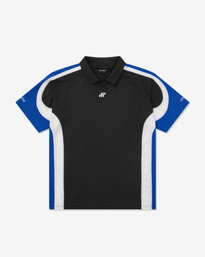 Schwarzes Poloshirt mit blauen und weißen Akzenten auf weißem Hintergrund