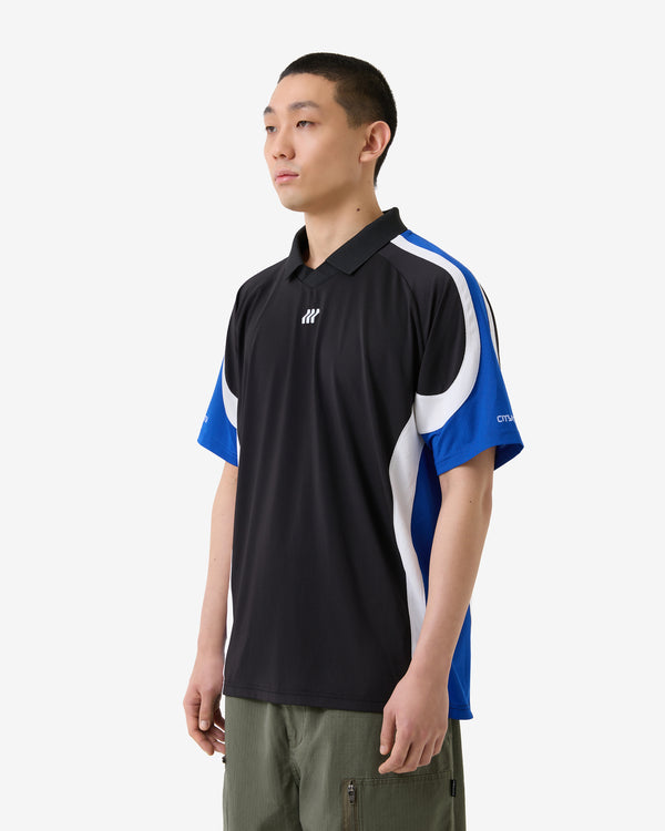 Person trägt ein schwarz-blaues Sporthemd mit einem Logo auf weißem Hintergrund
