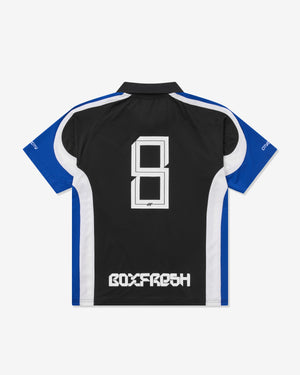 Schwarzes Poloshirt mit blauen Akzenten und „BOXFRESH“-Branding auf weißem Hintergrund