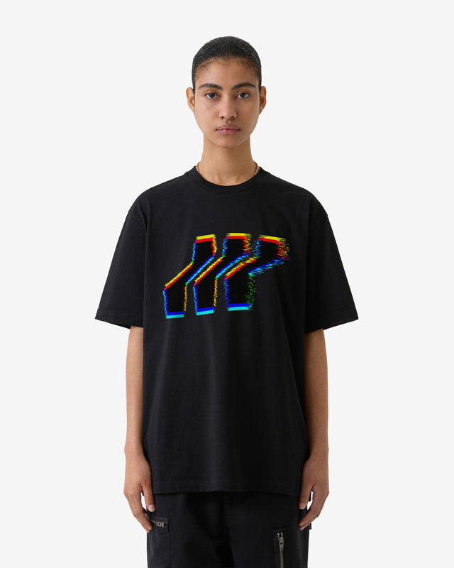 Person trägt ein schwarzes T-Shirt mit buntem Grafikdesign auf weißem Hintergrund