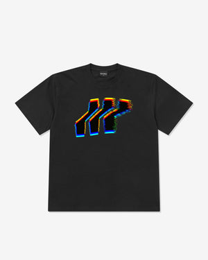 Schwarzes T-Shirt mit buntem Logo auf weißem Hintergrund