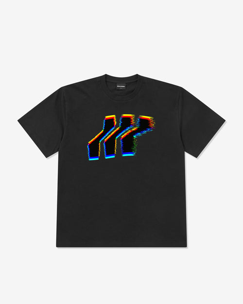 Schwarzes T-Shirt mit buntem Logo auf weißem Hintergrund