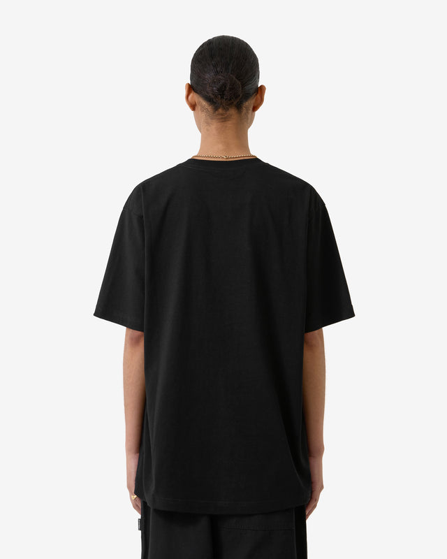 Person trägt ein schwarzes T-Shirt auf weißem Hintergrund