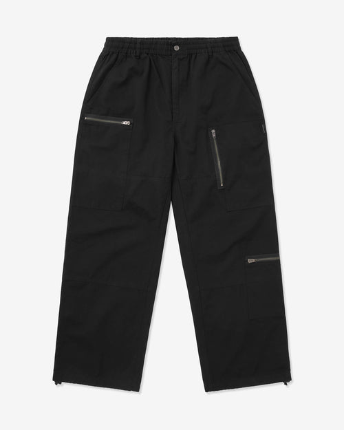 Schwarze Hose mit Reißverschlüssen auf weißem Hintergrund