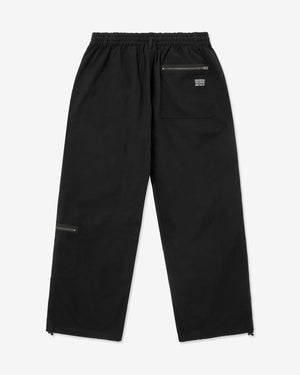 Schwarze Hose mit Reißverschlüssen auf weißem Hintergrund