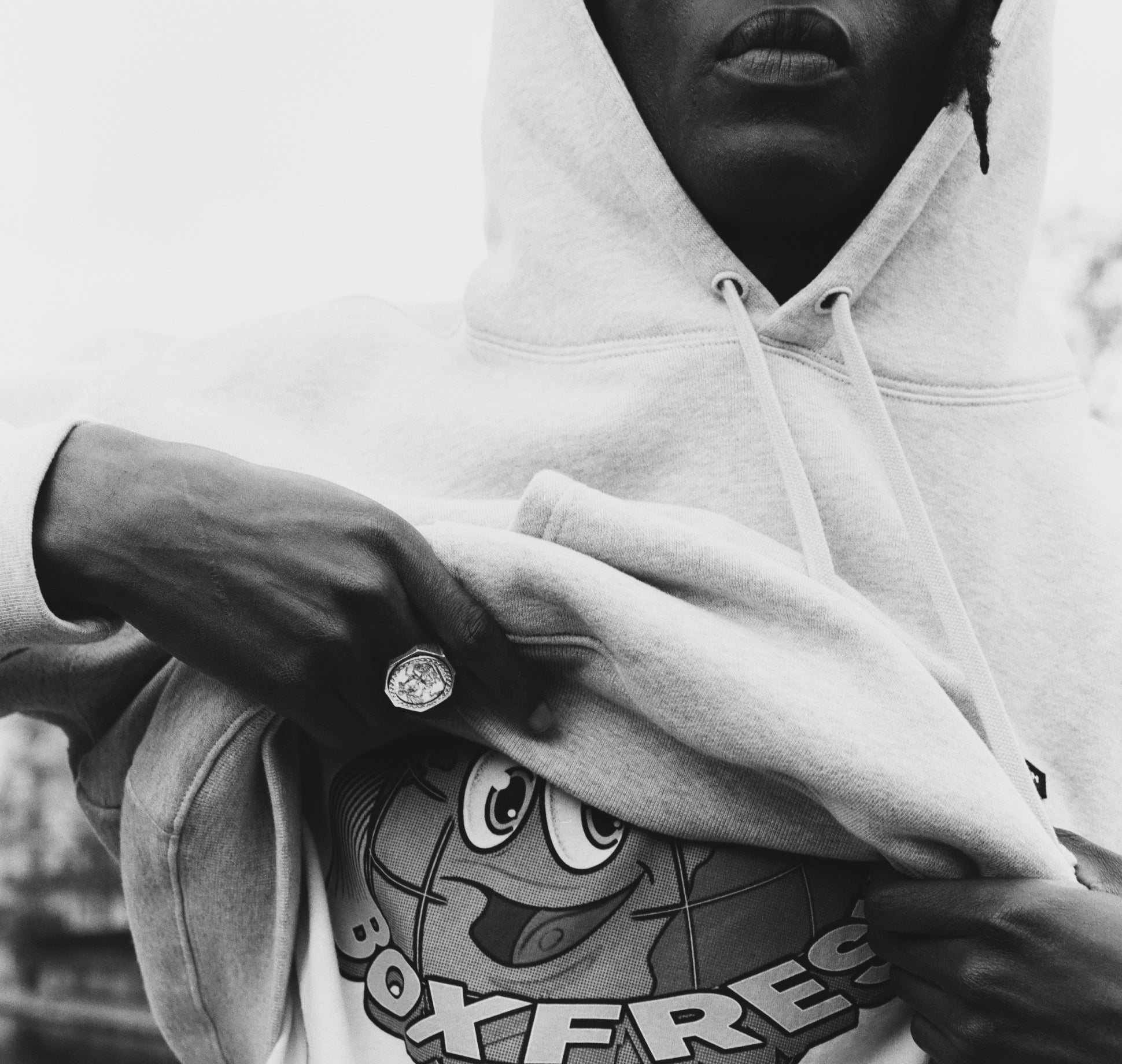 HOODIES & SWEATSHIRTS